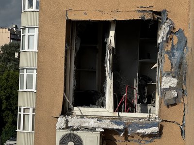 Розбите вікно внаслідок влучання російського дрона у багатоповерхівку Розбите вікно внаслідок влучання російського дрона у багатоповерхівку