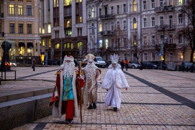 Люди в різдвяних костюмах гуляють на Софійській площі в центрі Києва 19 грудня 2024 року Люди в різдвяних костюмах гуляють на Софійській площі в центрі Києва 19 грудня 2024 року