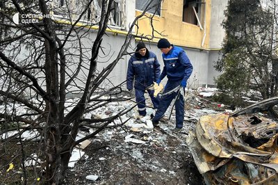 Вигорілі автівки та пошкоджені будинки: фото наслідків третьої поспіль російської атаки БпЛА по Одесі та передмістю