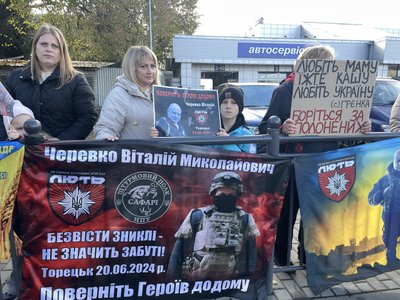 У Полтаві влаштували акцію "Не мовчи, полон вбиває" У Полтаві влаштували акцію "Не мовчи, полон вбиває"