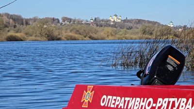 "Хто – вбрід, хто – човном": як жителі Новгород-Сіверщини, де підтопило мости, переправляються через 2 річки, що злились "Хто – вбрід, хто – човном": як жителі Новгород-Сіверщини, де підтопило мости, переправляються через 2 річки, що злились