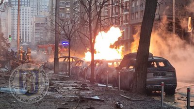 Ракетна атака на Київ: уламки впали в кількох районах, одна людина загинула Ракетна атака на Київ: уламки впали в кількох районах, одна людина загинула