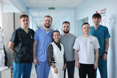 Пацієнтка з командою медиків Пацієнтка з командою медиків