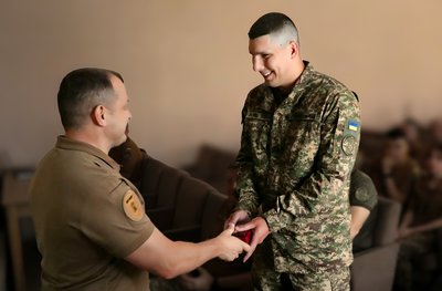 “Я затуляв кожну дірку армованим скотчем”: історія нацгвардійця, який врятував побратима “Я затуляв кожну дірку армованим скотчем”: історія нацгвардійця, який врятував побратима