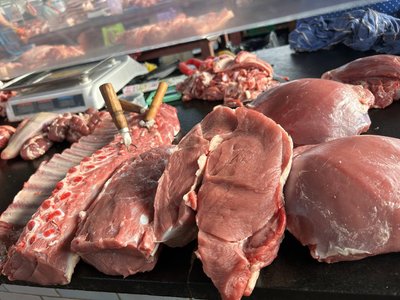 Сало до 450 гривень за кілограм: скільки коштує м’ясо на Житньому ринку в Житомирі Сало до 450 гривень за кілограм: скільки коштує м’ясо на Житньому ринку в Житомирі