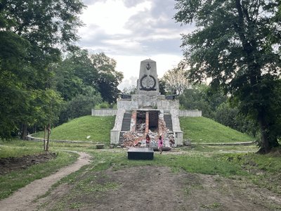 У парку Дніпра частково демонтували пам’ятник, присвячений учасникам оборони Севастополя: що думають жителі У парку Дніпра частково демонтували пам’ятник, присвячений учасникам оборони Севастополя: що думають жителі