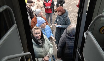 Флюорографія, швидкі тести і сімені лікарі — у центрі Луцька працювала мобільна амбулаторія Флюорографія, швидкі тести і сімені лікарі — у центрі Луцька працювала мобільна амбулаторія