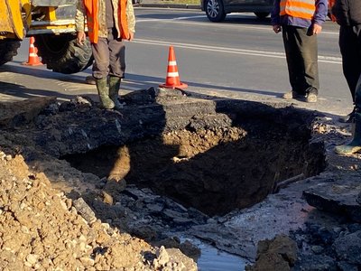 Аварія на трубопроводі: без води 10 будинків по вулиці Пирогова Аварія на трубопроводі: без води 10 будинків по вулиці Пирогова