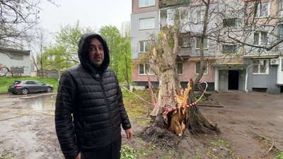 Буревій у Кропивницькому: дерева падають на дороги, тротуари та будинки Буревій у Кропивницькому: дерева падають на дороги, тротуари та будинки