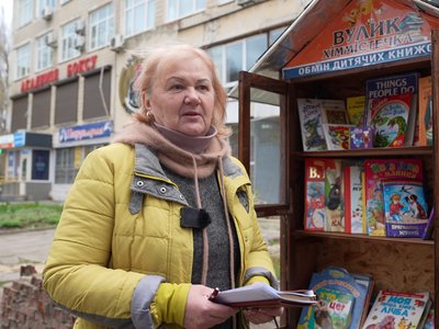 Вулична бібліотека: у Сумах встановили шафу з дитячими книжками Вулична бібліотека: у Сумах встановили шафу з дитячими книжками