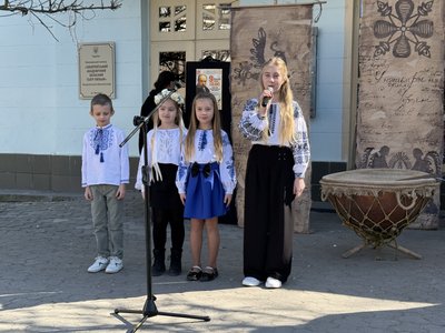 Марафон Шевченкові читання на площі Театральній в Ужгороді Марафон Шевченкові читання на площі Театральній в Ужгороді