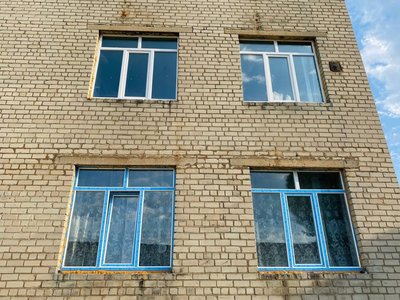 У Покровську благодійники замінили вікна в пошкодженій школі У Покровську благодійники замінили вікна в пошкодженій школі