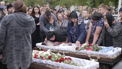 На Вінниччині попрощалися із вбитими підлітками Владом Бевзом і Миколою Біликом На Вінниччині попрощалися із вбитими підлітками Владом Бевзом і Миколою Біликом