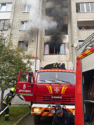 Пожежа у квартирі в Дрогобичі: рятувальники евакуювали подружжя