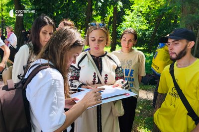 У Києві навпроти посольства США відбулася мирна акція протесту. Що вимагали люди У Києві навпроти посольства США відбулася мирна акція протесту. Що вимагали люди