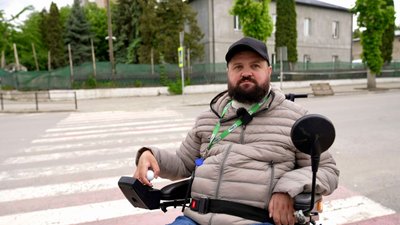 Реабілітація людей, які пересуваються на кріслі колісному, доступність, доступність у місті, Космина, Тернопільщина, травень 2025 Реабілітація людей, які пересуваються на кріслі колісному, доступність, доступність у місті, Космина, Тернопільщина, травень 2025