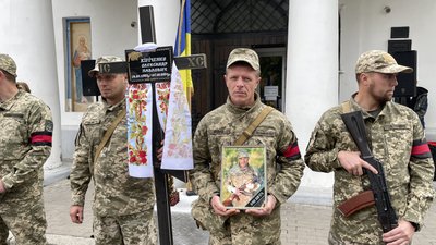 У Полтаві прощаються із трьома військовими, які загинули на війні з РФ У Полтаві прощаються із трьома військовими, які загинули на війні з РФ