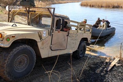 Морпіхи першого батальйону 40-ї окремої бригади берегової оборони під час навчань на півдні України Морпіхи першого батальйону 40-ї окремої бригади берегової оборони під час навчань на півдні України