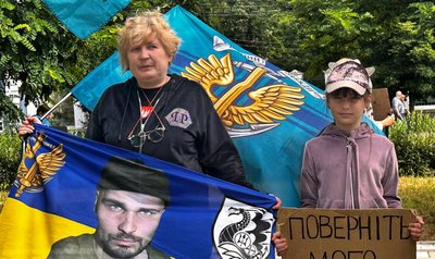 Мати військовополоненого Наталія разом з онучкою Кірою. Миколаїв, 15 червня 2025 року Мати військовополоненого Наталія разом з онучкою Кірою. Миколаїв, 15 червня 2025 року