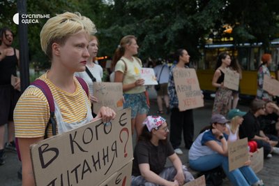 "Ми маємо змінювати систему": в Одесі п'ятий день поспіль проходить акція на підтримку Федорова "Ми маємо змінювати систему": в Одесі п'ятий день поспіль проходить акція на підтримку Федорова