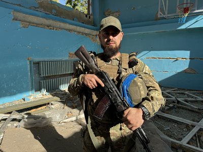 "Вірю, що там, де були руїни, відбудуються школи, і туди знову підуть діти": історія вчителя, що воює на Сумщині "Вірю, що там, де були руїни, відбудуються школи, і туди знову підуть діти": історія вчителя, що воює на Сумщині