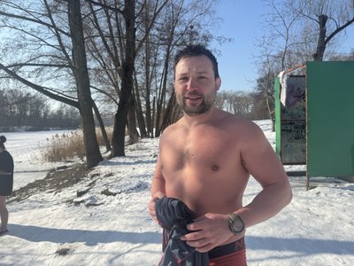 “Знімає стрес від нічних атак”: як сум'яни купаються у крижаній воді “Знімає стрес від нічних атак”: як сум'яни купаються у крижаній воді