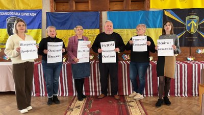 "Так – три мінімальні, ні – звуженню прав": львівські вчителі підтримали флешмоб "Так – три мінімальні, ні – звуженню прав": львівські вчителі підтримали флешмоб