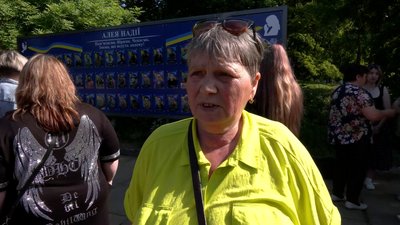 "Будемо приходити, дивитися на них": у Новгороді-Сіверському на Чернігівщині відкрили "Алею надії" "Будемо приходити, дивитися на них": у Новгороді-Сіверському на Чернігівщині відкрили "Алею надії"