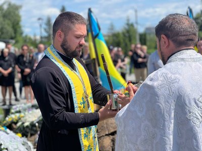Дитина бачить свого тата і каже: "Тато!" Він вже не може відповісти: отець з Чернівців про прощання з полеглими бійцями Дитина бачить свого тата і каже: "Тато!" Він вже не може відповісти: отець з Чернівців про прощання з полеглими бійцями