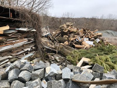 Допустили забруднення землі сміттям: двох столичних посадовців підозрюють у службовій недбалості Допустили забруднення землі сміттям: двох столичних посадовців підозрюють у службовій недбалості