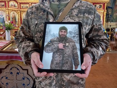 У Хмельницькому віддали останню шану двом загиблим воїнам У Хмельницькому віддали останню шану двом загиблим воїнам