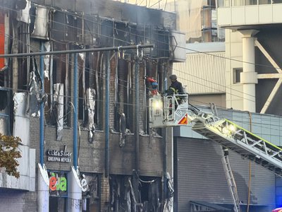 Росія атакувала ТЦ на Перемозі у Дніпрі: зайнялася пожежа, є поранені. Репортаж з місця обстрілу Росія атакувала ТЦ на Перемозі у Дніпрі: зайнялася пожежа, є поранені. Репортаж з місця обстрілу