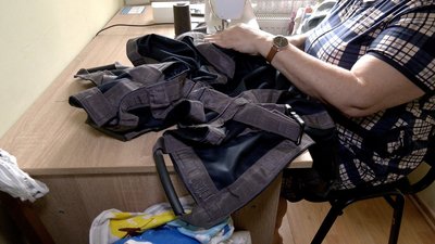 Переселенка, що переїхала на Вінниччину, шиє ноші для військовослужбовців Переселенка, що переїхала на Вінниччину, шиє ноші для військовослужбовців