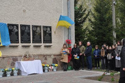 Священники освятили пам’ятні знаки, Дружбівський ЗЗСО І-ІІІ ст., Володимир Мандзюк, Сергій Малик, Андрій Юрчик, 4 травня 2026, Тернопіль Священники освятили пам’ятні знаки, Дружбівський ЗЗСО І-ІІІ ст., Володимир Мандзюк, Сергій Малик, Андрій Юрчик, 4 травня 2026, Тернопіль