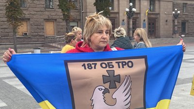 У Миколаєві родичі військових 123 бригади ТРО вийшли на акцію протесту У Миколаєві родичі військових 123 бригади ТРО вийшли на акцію протесту