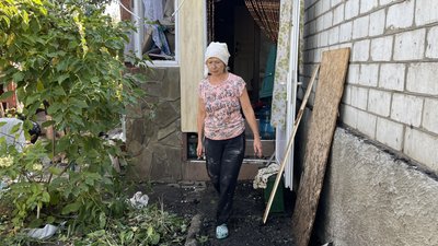 Світлана Городова прибирає у будинку, пошкодженому ракетним ударом РФ 25 серпня 2024 року Світлана Городова прибирає у будинку, пошкодженому ракетним ударом РФ 25 серпня 2024 року