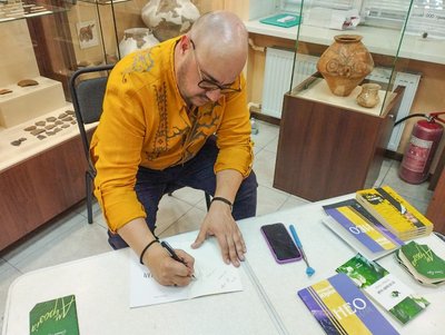 Коли заговорив неоліт: у Черкаському археологічному музеї презентували поетичну книжку Коли заговорив неоліт: у Черкаському археологічному музеї презентували поетичну книжку