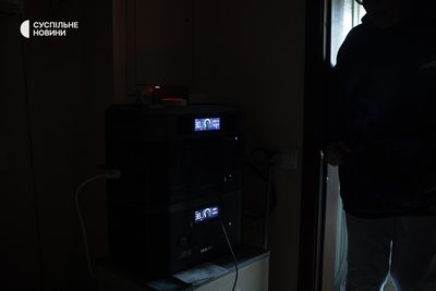 Зарядна станція у квартирі подружжя, яка може повністю живити квартиру до 15 годин Зарядна станція у квартирі подружжя, яка може повністю живити квартиру до 15 годин