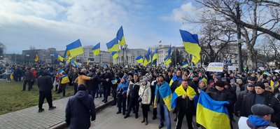 Три роки як Херсон — "Місто-герой України". Що згадують учасники мітингів спротиву російській окупації Три роки як Херсон — "Місто-герой України". Що згадують учасники мітингів спротиву російській окупації