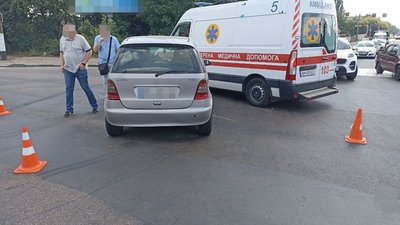 ДТП у Житомирі: легковик на швидкості в'їхав в авто, є потерпілі ДТП у Житомирі: легковик на швидкості в'їхав в авто, є потерпілі