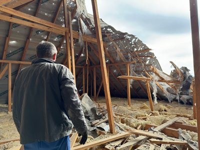"Прилетіло у дах будинку, все в хаті посікло уламками". Очевидці про наслідки ударів по Зеленівці на Херсонщині "Прилетіло у дах будинку, все в хаті посікло уламками". Очевидці про наслідки ударів по Зеленівці на Херсонщині