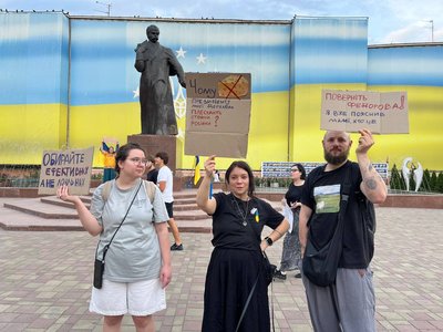 У Чернівцях люди четвертий день поспіль вийшли на акцію проти відставки ексміністра оборони Михайла Федорова У Чернівцях люди четвертий день поспіль вийшли на акцію проти відставки ексміністра оборони Михайла Федорова