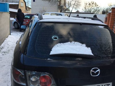 Вибиті вікна, дірки в покрівлі і стінах: уламки збитих дронів наробили лиха на Київщині Вибиті вікна, дірки в покрівлі і стінах: уламки збитих дронів наробили лиха на Київщині