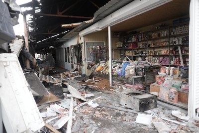 Загиблі та поранені через удар по ринку у Нікополі: що відбувається на місці події Загиблі та поранені через удар по ринку у Нікополі: що відбувається на місці події