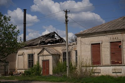 "Коли стріляють — молимося Богу": як живуть у прифронтовій Великомихайлівці за 20 км від лінії зіткнення "Коли стріляють — молимося Богу": як живуть у прифронтовій Великомихайлівці за 20 км від лінії зіткнення