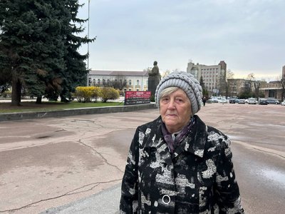 У Житомирі на майдані Корольова зріжуть п'ять засохлих ялин У Житомирі на майдані Корольова зріжуть п'ять засохлих ялин