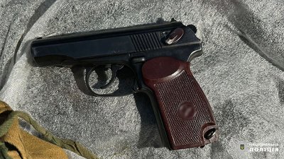 Правоохоронці затримали трьох жителів Чернігова, яких підозрюють у торгівлі зброєю Правоохоронці затримали трьох жителів Чернігова, яких підозрюють у торгівлі зброєю