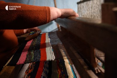 "Я кайфую від цього": як майстриня з Одещини понад 10 років тче доріжки на старовинному верстаті "Я кайфую від цього": як майстриня з Одещини понад 10 років тче доріжки на старовинному верстаті