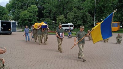 У Чернігові попрощалися з військовим ЗСУ Андрієм Булавіним У Чернігові попрощалися з військовим ЗСУ Андрієм Булавіним