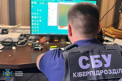 Кіберфахівці СБУ перевіряють комп'ютерну техніку у квартирі, де виготовляли підроблені документи Кіберфахівці СБУ перевіряють комп'ютерну техніку у квартирі, де виготовляли підроблені документи
